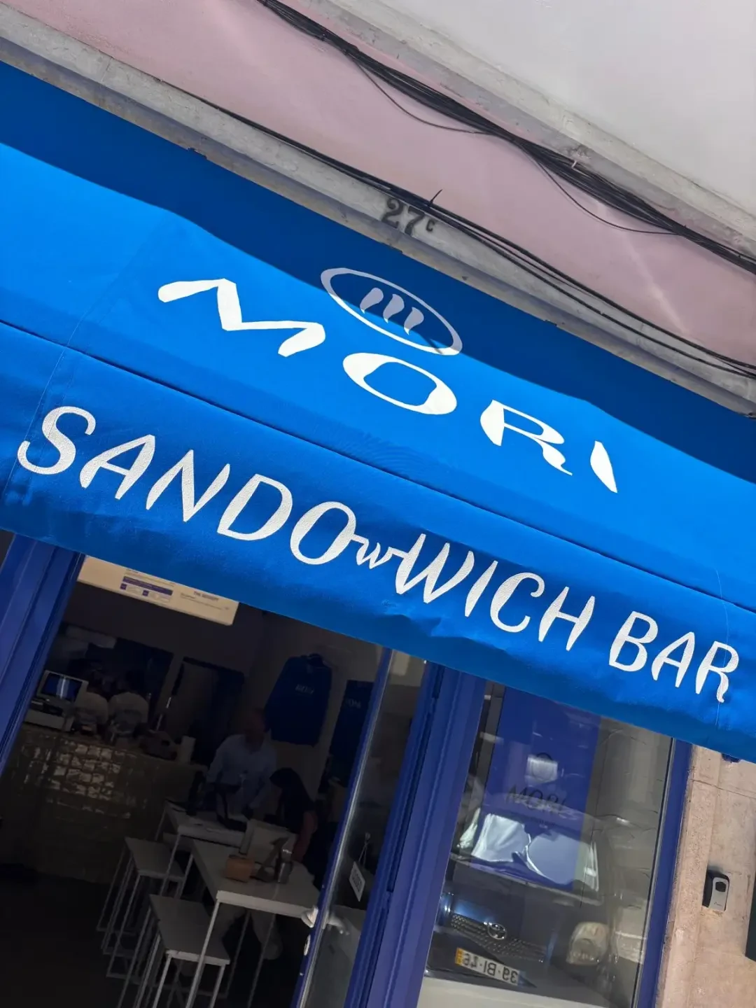 Fachada do MORI Sando-wich Bar em Alvalade, com o toldo azul